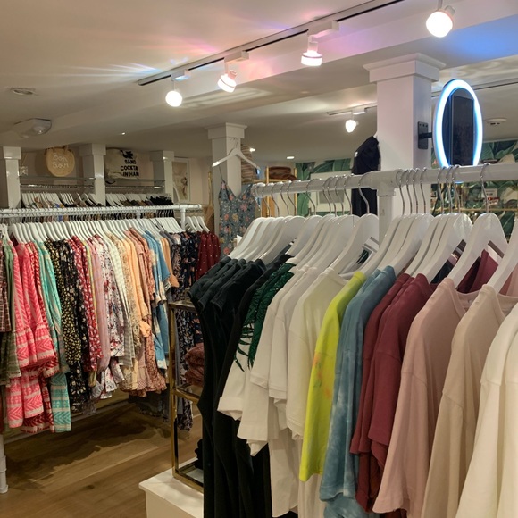 Welcome to my closet 🌸 - Picture 4 of 8